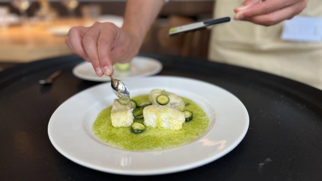 Merluza frita, salsa verde y wasabi