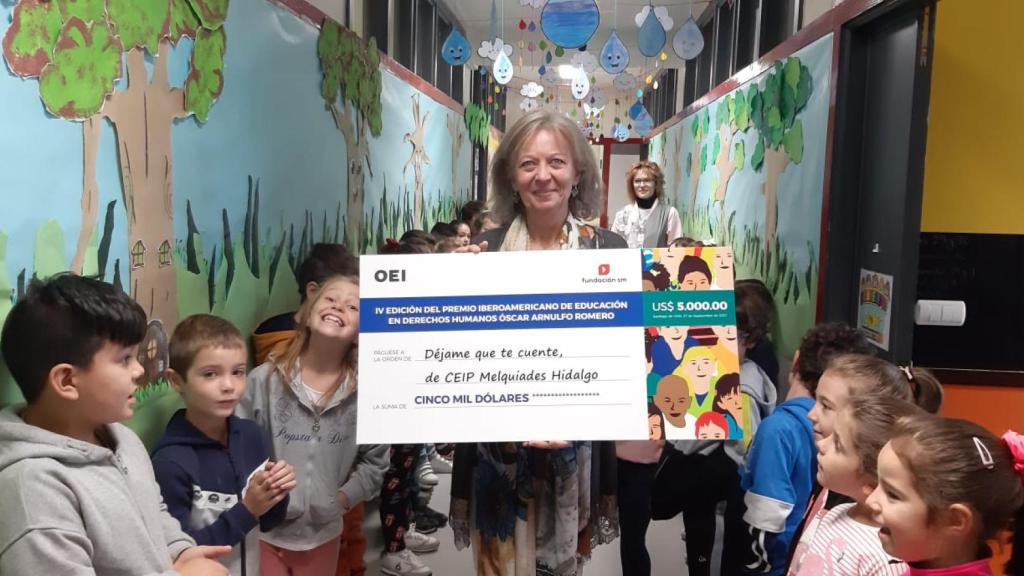 La directora del centro con el premio