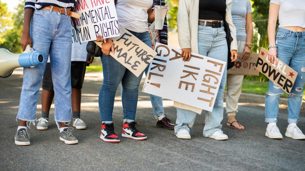 Imagen de archivo de un grupo de mujeres con carteles que rezan 'pelea como una chica', 'girl power', 'las mujeres quieren derechos funamentales' o 'el futuro es femenino'.