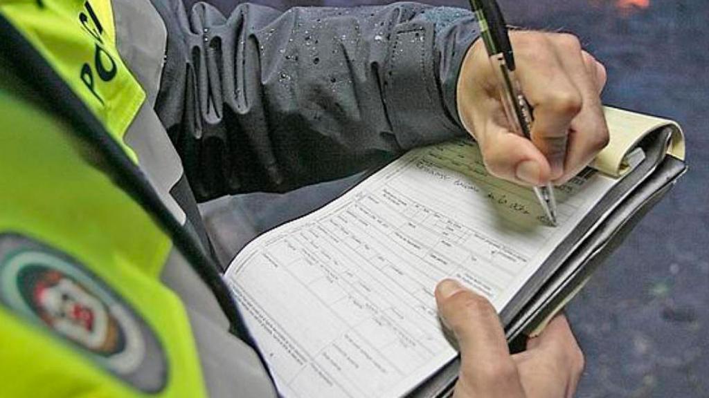Un Guardia Civil poniendo multas