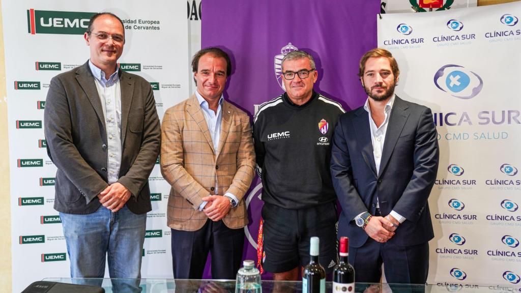 Paco García, junto con representantes de Clínica Sur en la presentación del acuerdo de renovación previa al encuentro frente Zunder Palencia