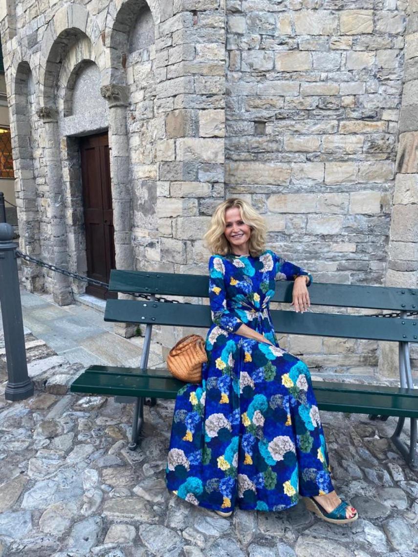 La experta en moda con un vestido de la marca Roseta Kusi.