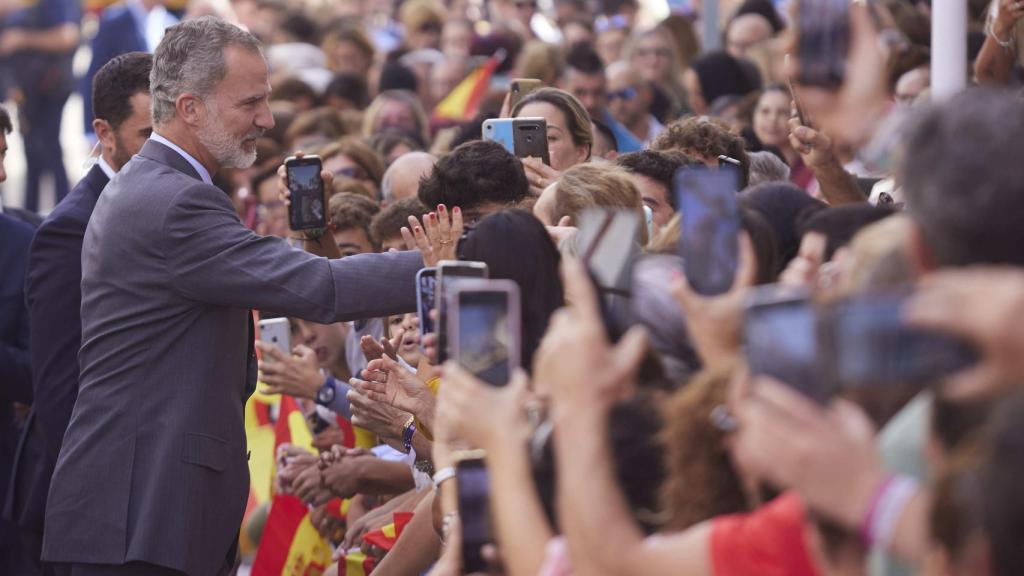 El rey Felipe VI durante su visita a Lebrija.