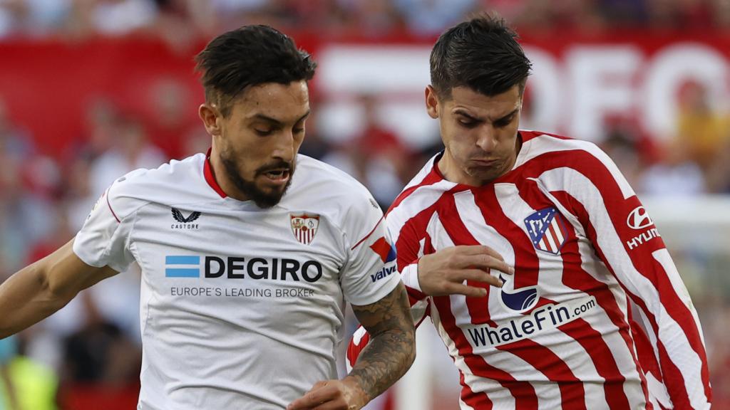 Alex Telles, del Sevilla, y Álvaro Morata, del Atlético de Madrid, pelean un balón