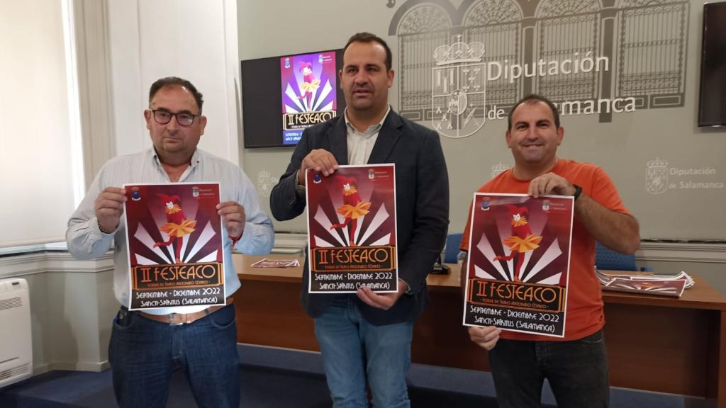 El diputado de Cultura, David Mingo (centro), el alcalde de Sancti-Spíritus, Bienvenido Garduño (i), y el animador sociocultural en la localidad, Jesús Molinero (d)