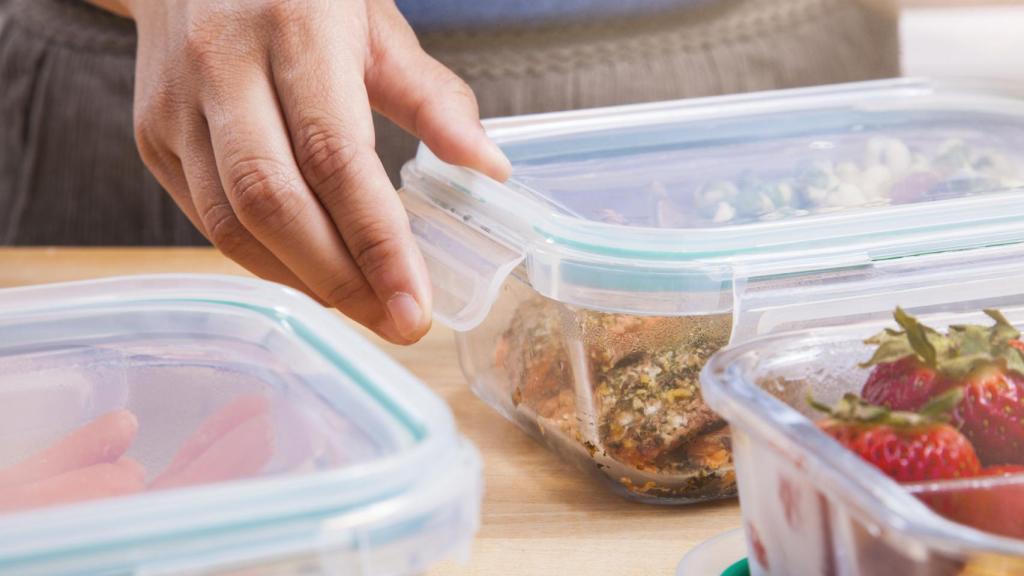Preparación de comida en tupper de vidrio