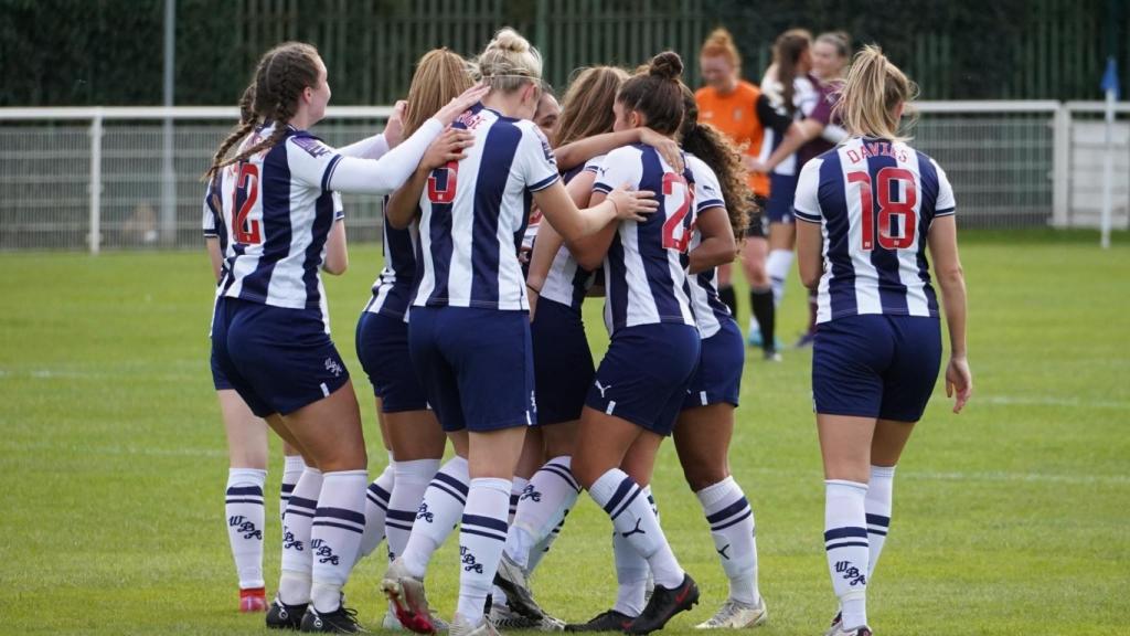 Las jugadoras del West Bromwich Albion celebran un gol con sus pantalones azules