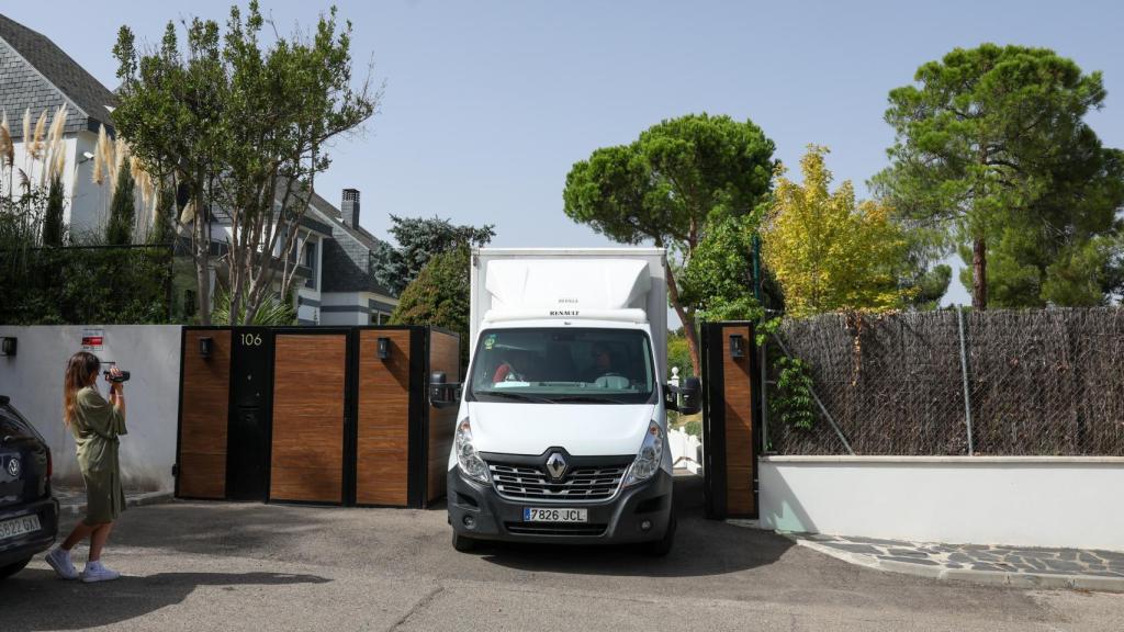 El camión con las pertenencias de Íñigo Onieva llegando a la casa de sus padres, en La Moraleja, Madrid.