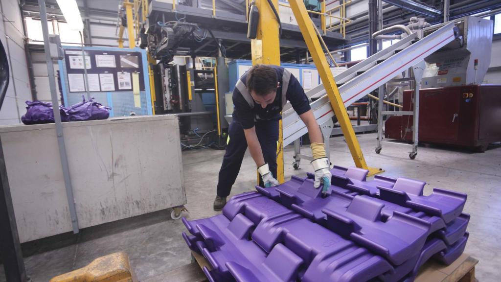 Las demandas por despido descienden en Alicante, en la imagen un empleado en una fábrica de la Comunidad Valenciana..