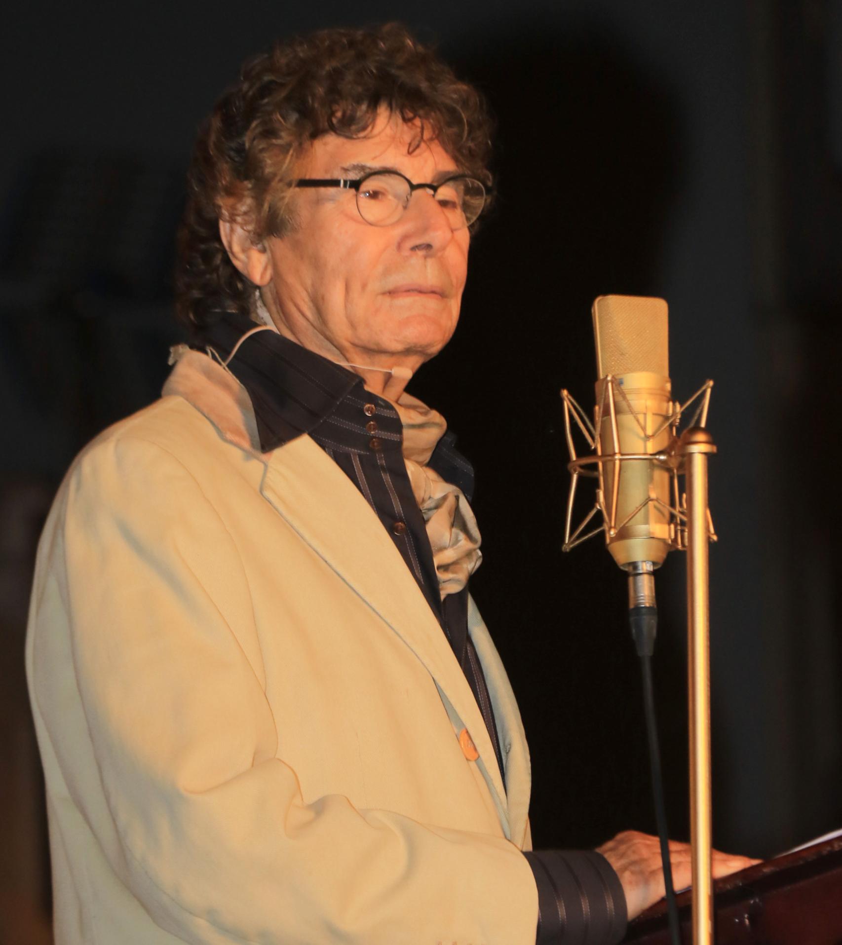 Jesús Quintero, junto al micrófono dorado que siempre lo acompañaba.