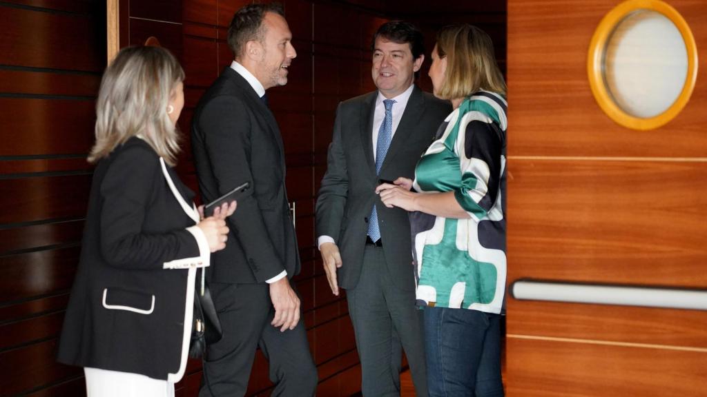 Mañueco a las puertas del hemiciclo de las Cortes de Castilla y León