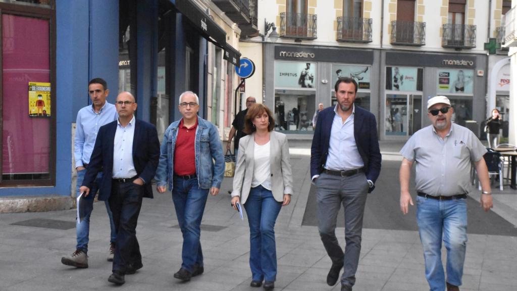 Óscar Puente con Luis Vélez y María Sánchez en su visita a las obras finalizadas de la calle Catedral.