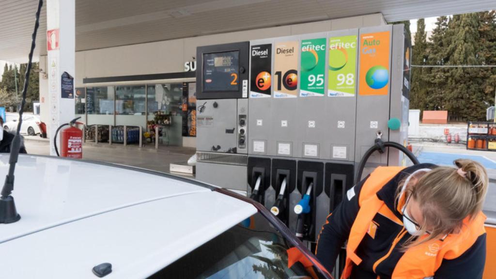 La técnica para comprobar que las gasolineras te sirven los litros que has pagado.