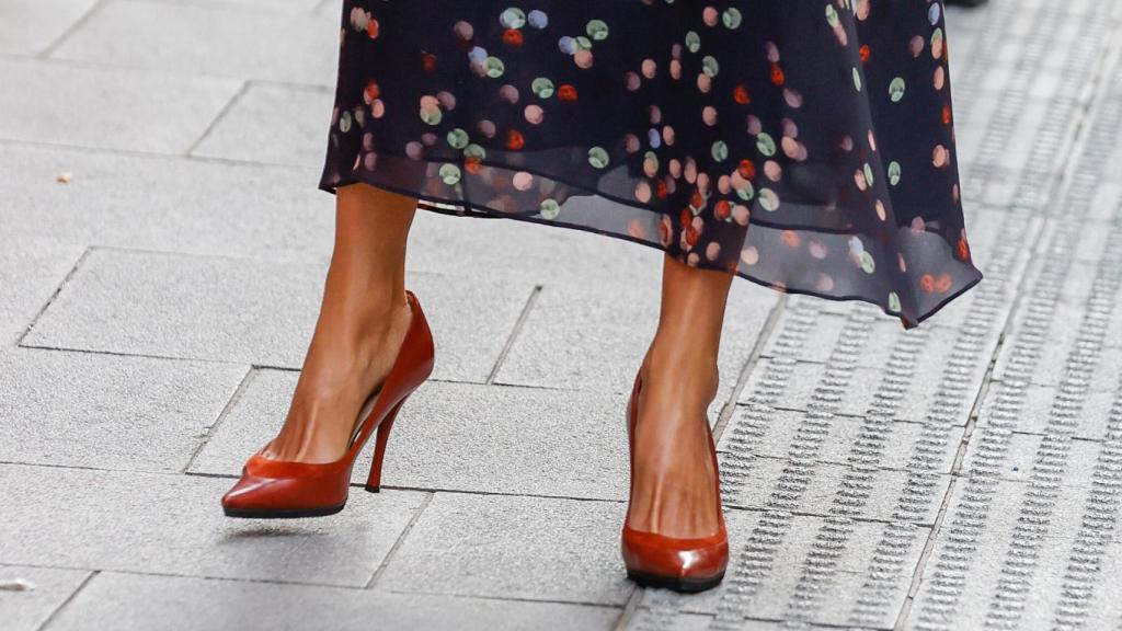 La Reina ha conjugado el vestido con unos altos tacones.