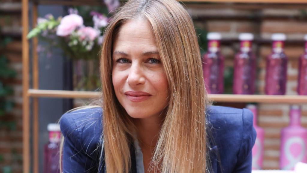 Martina Klein en la presentación de la icónica botella rosa de Solán de Cabras.