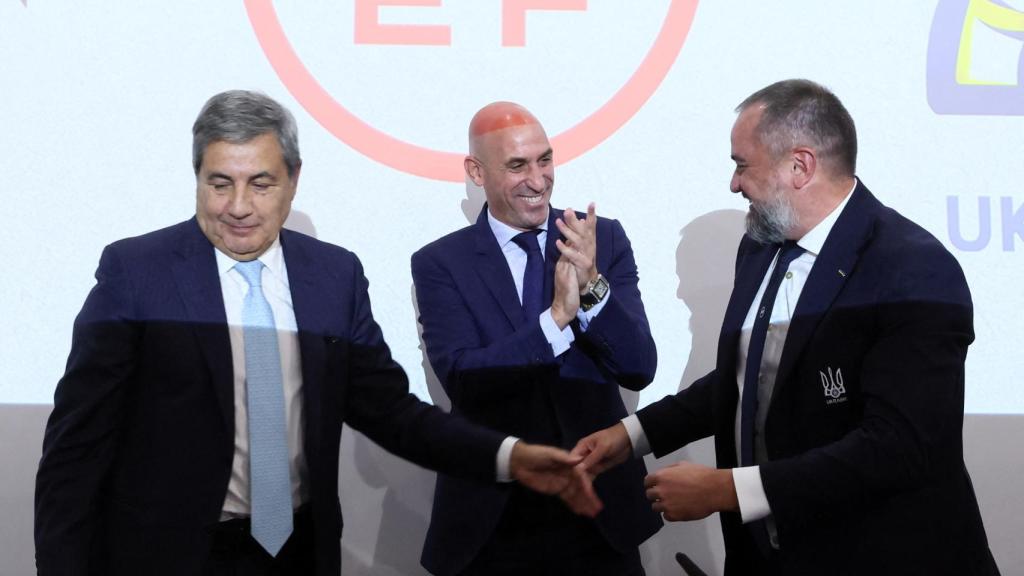 Luis Rubiales, Fernando Gomes y Andriy Pavelko se saludan tras el acto.