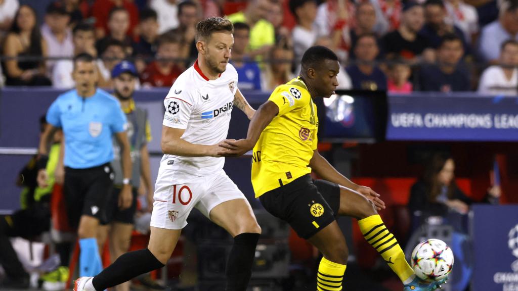 Rakitic pelea un balón en el centro del campo.