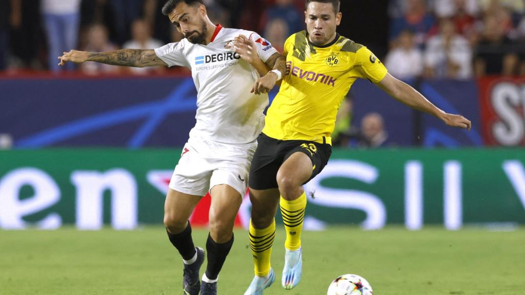 Suso lucha una pelota en las inmediaciones del área.