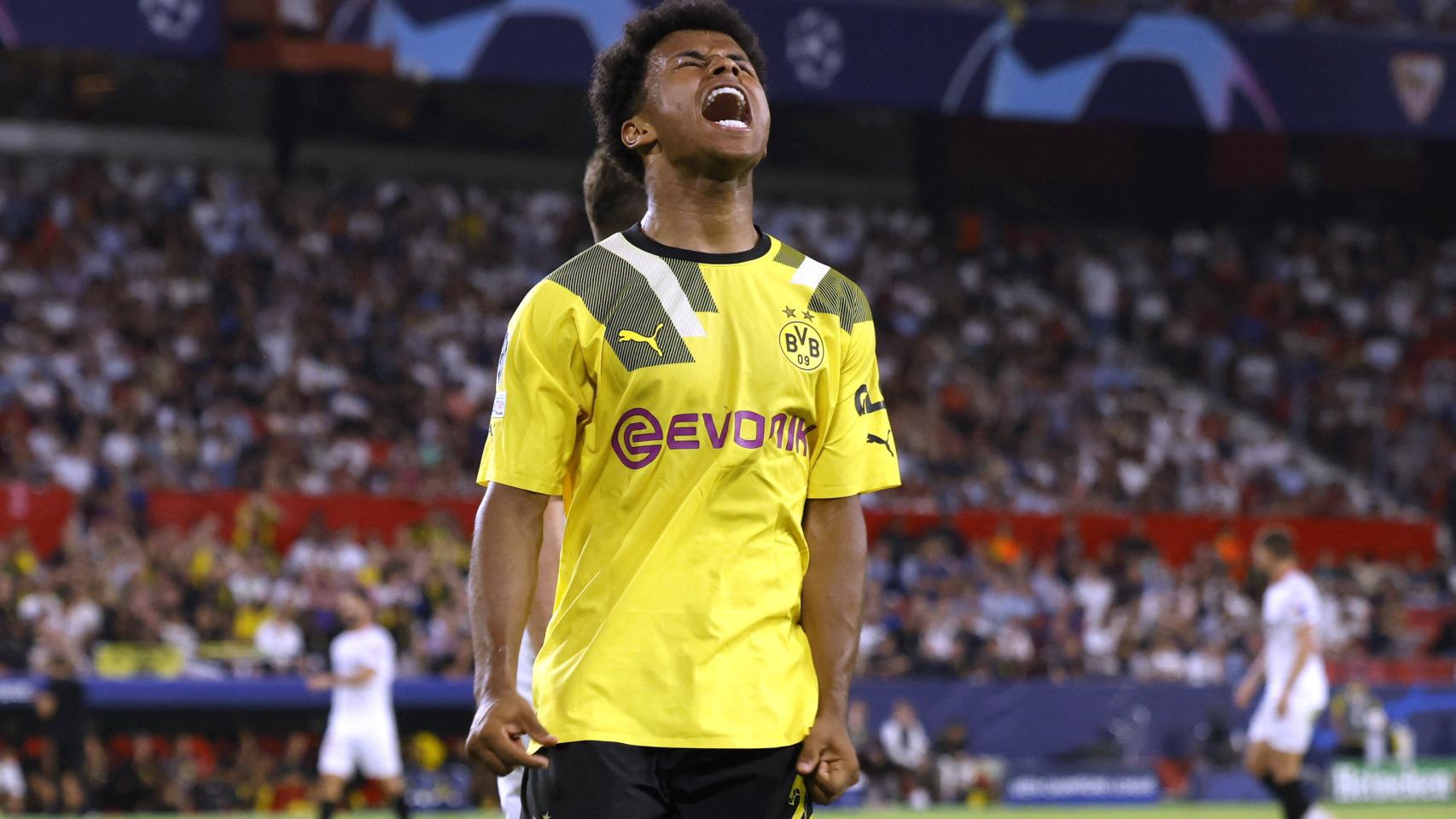 Adeyemi lanza un grito al aire tras una ocasión fallada en el partido.