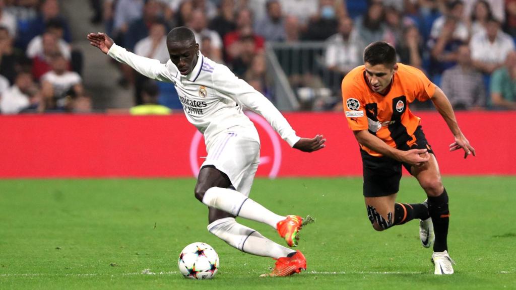 Ferland Mendy, en acción con Marian Shved durante el Real Madrid - Shakhtar Donetsk de la Champions League 2022/2023