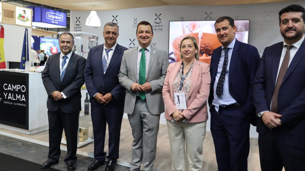 Martínez Arroyo en la Feria Internacional del Sector de Frutas y Hortalizas. Foto: JCCM.