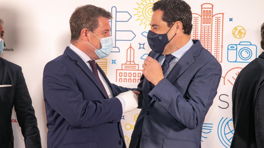 García-Page (izquierda) y Moreno Bonilla (derecha) conversan durante la entrega de unos premios turísticos en junio de 2021.