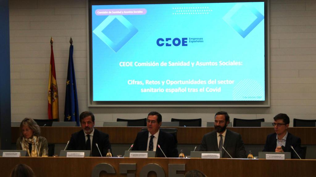 Natalia Roldán, presidenta de la Asociación de Empresas de Servicios para la Dependencia; Carlos Rus, presidente de ASPE; Antonio Garamendi, presidente de la CEOE; Luis de Palacio, presidente de FEFE; y Luis Mendicuti, secretario general ASPE.