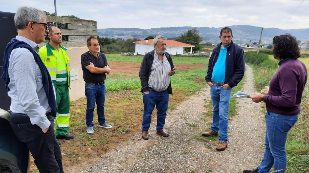 El alcalde de Carballo, Evencio Ferrero, y el concelleiro de Obras y Servicios, Luis Lamas, con representantes de la empresa y técnicos municipales.