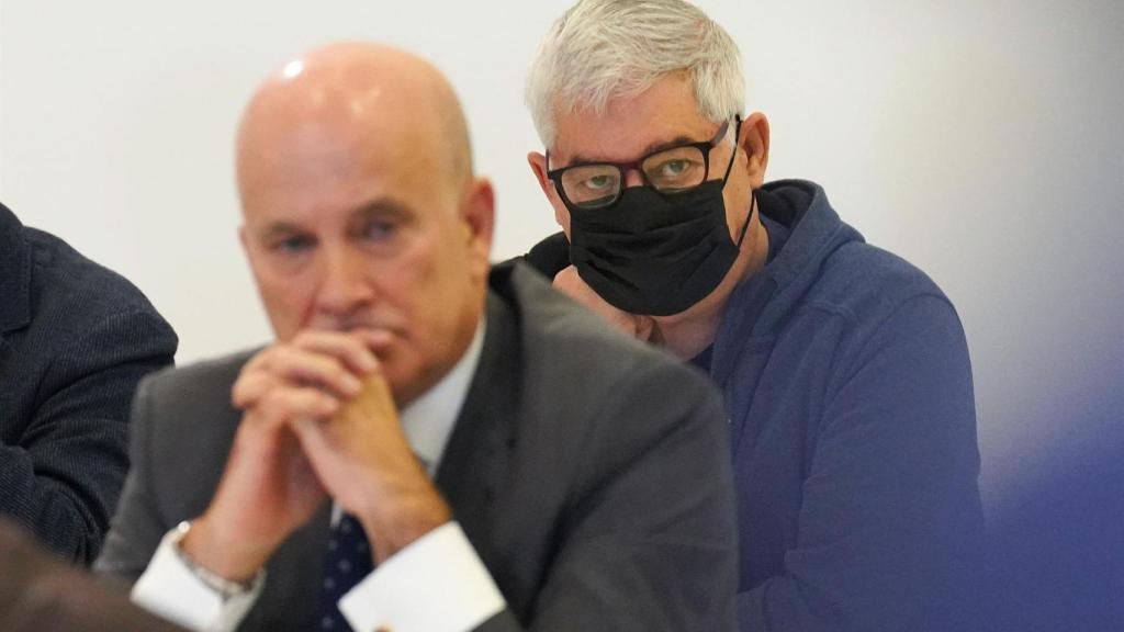 El exdirector de Seguridad en la circulación de Adif, Andrés Cortabitarte (i) y el maquinista del tren Francisco Garzón (d), durante la primera jornada del juicio por el accidente ferroviario de Alvia, en la Cidade de la Cultura de Santiago de Compostela