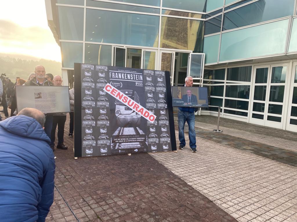 Protesta de las víctimas del Alvia a las puertas del juicio.