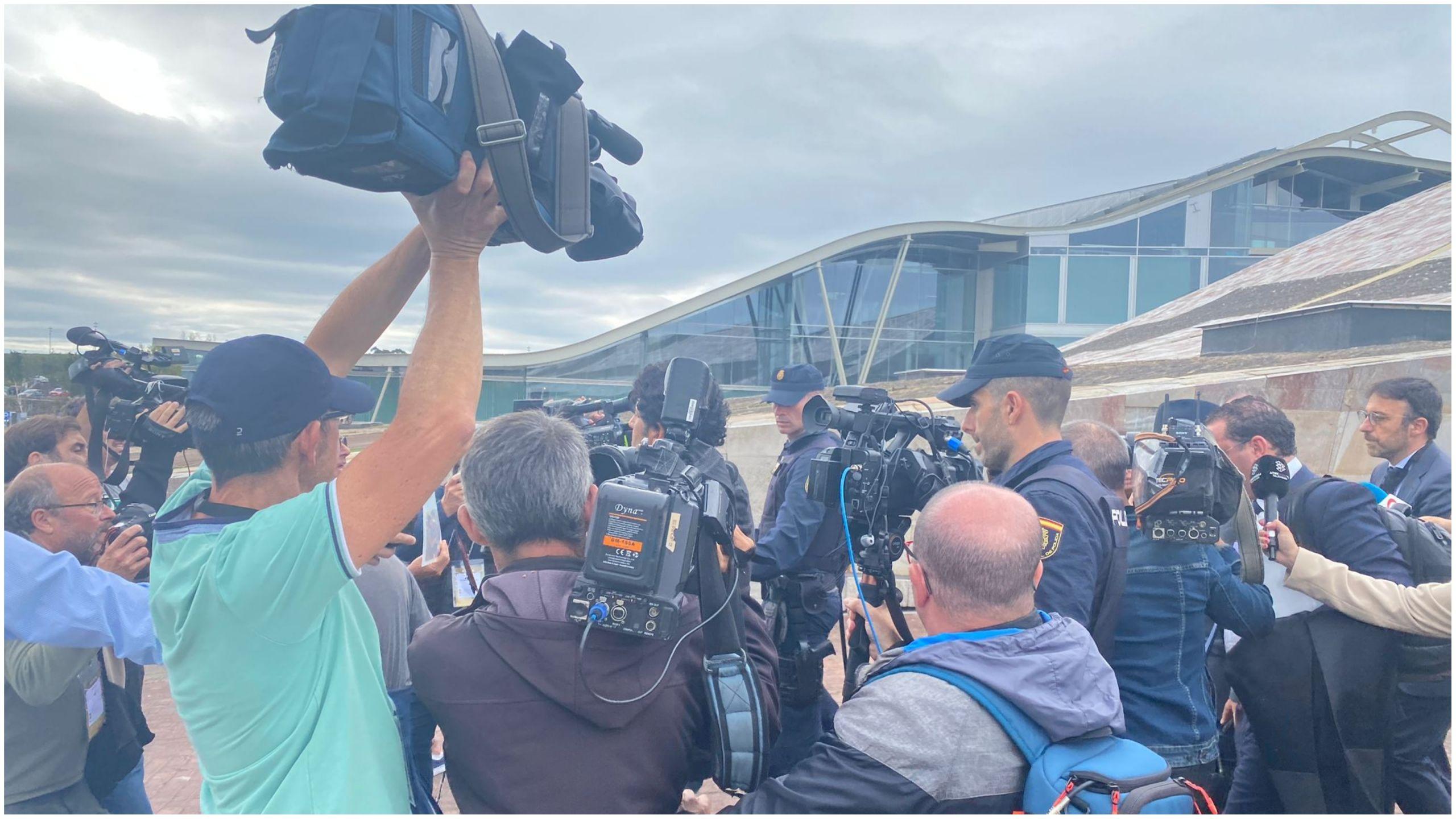 Los medios y la policía rodean a Cortabitarte a su salida de la Cidade da Cultura.