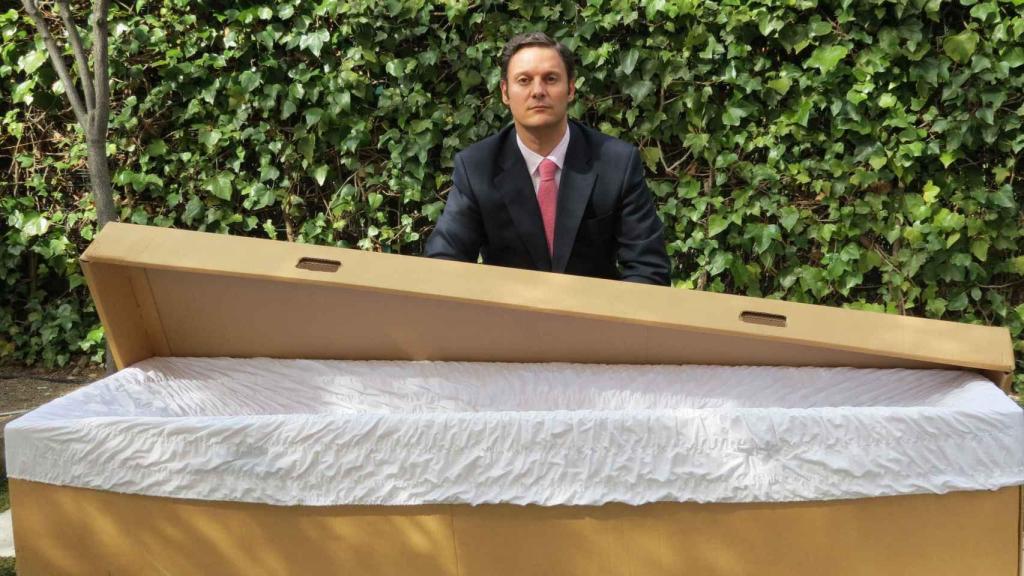 Javier Ferrándiz, creador de RestGreen, posa con uno de sus ataúdes de cartón.