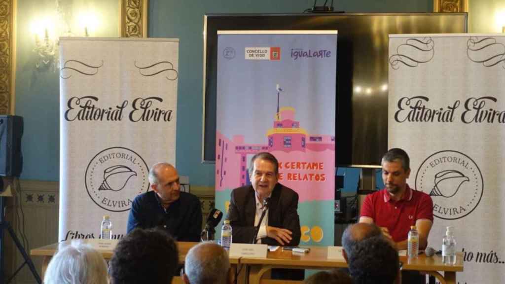 Xabier Romero, responsable de la Editorial Elvira; Abel Caballero, alcalde de Vigo, y el periodista Jacobo Buceta.