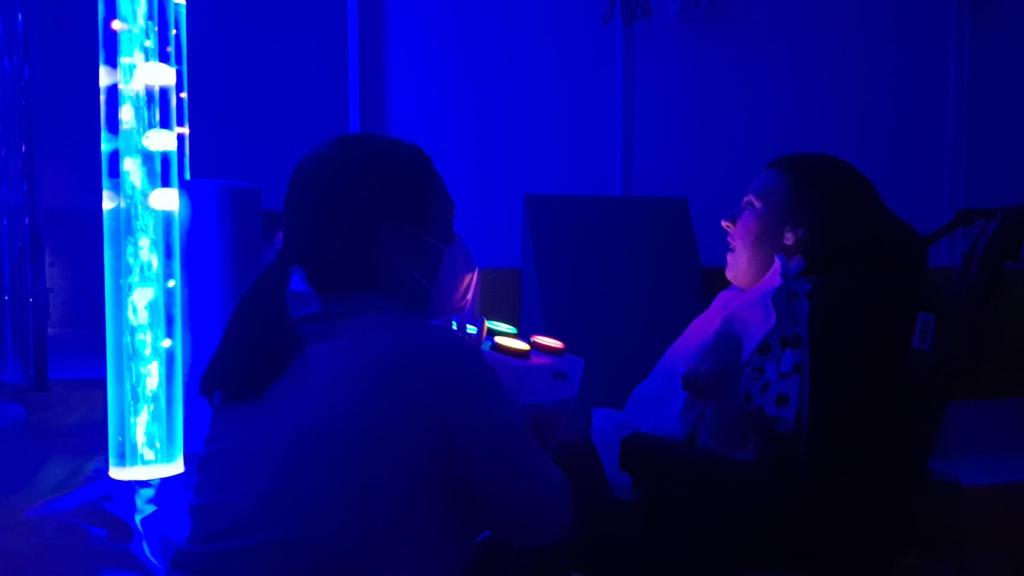 Raquel en la sala sensorial de Aspace Valladolid con la logopeda.