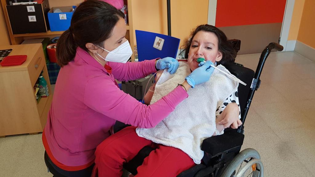 Raquel en una sesión de logopedia en Aspace Valladolid.