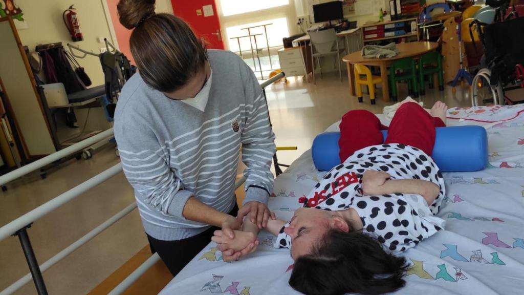 Raquel en una de las sesiones de fisioterapia en Aspace Valladolid.