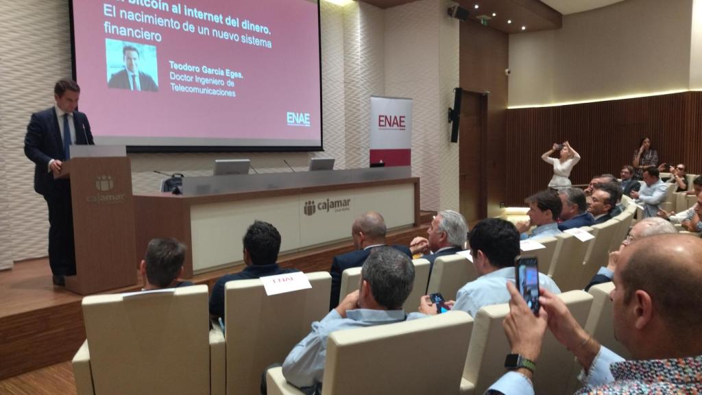 El público asistente sacando fotos de García Egea durante su ponencia de este miércoles.