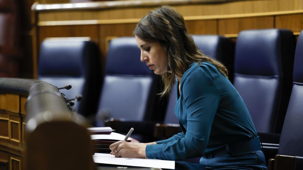 La ministra de Igualdad, Irene Montero, al inicio del pleno celebrado este jueves en el Congreso.