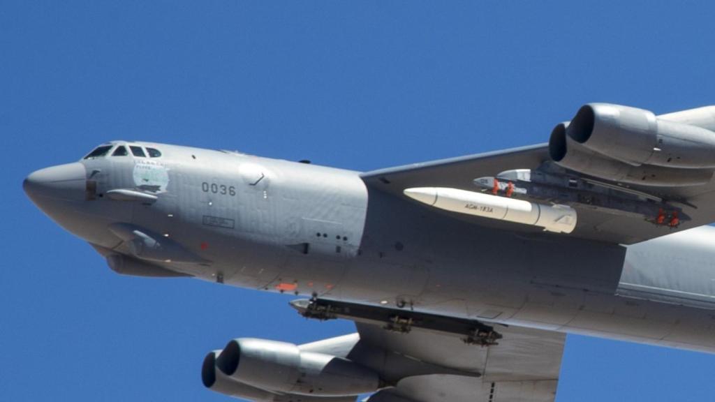 Misil hipersónico ARRW a bordo de un bombardero B-52