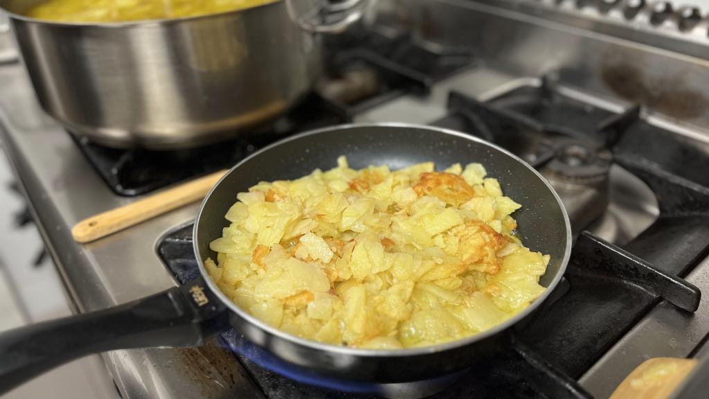 El tostado de la patata es clave en la receta de tortilla de patata de Tizona