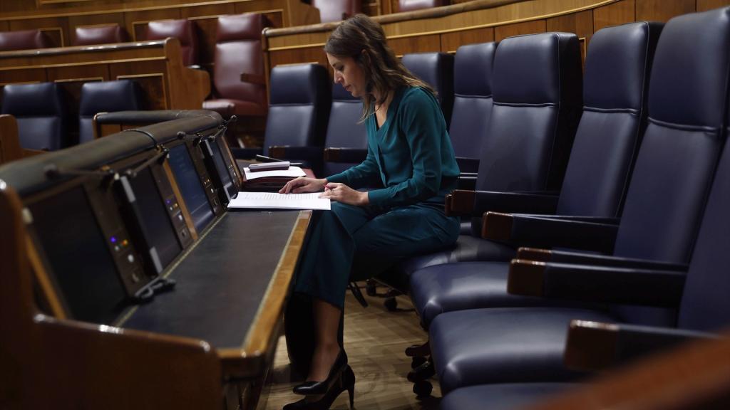 La ministra de Igualdad, Irene Montero, al inicio de una sesión plenaria, en el Congreso de los Diputados.
