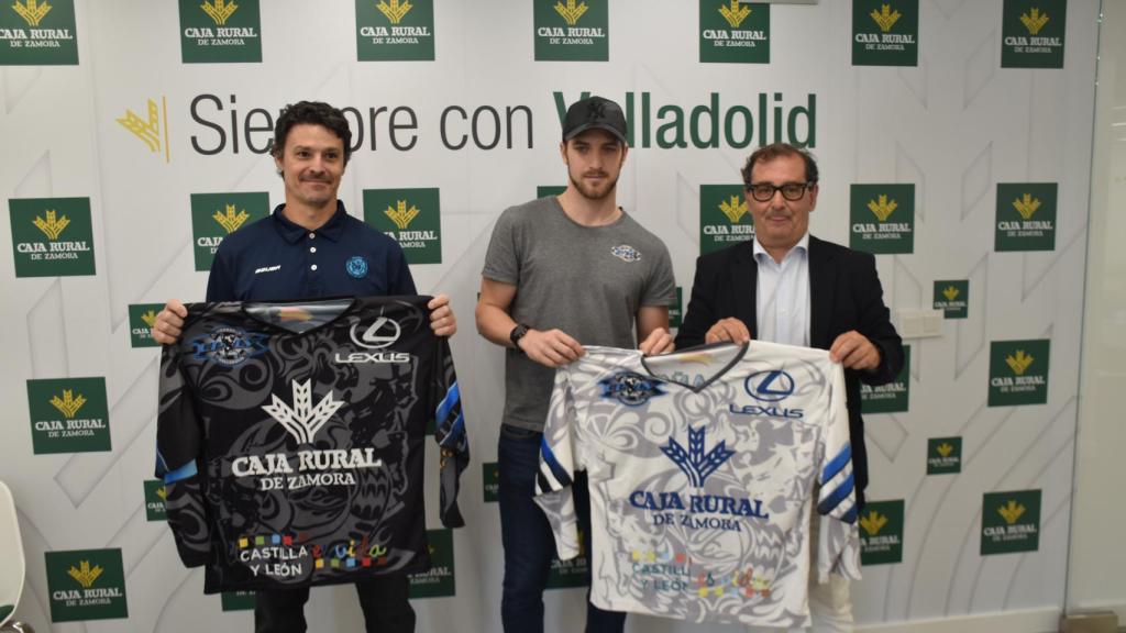 El entrenador del CPLV Patinaje en Línea, Pablo Navarro, el jugador Tommy Soeder y el director de comunicación de Caja Rural de Zamora, Narciso Prieto