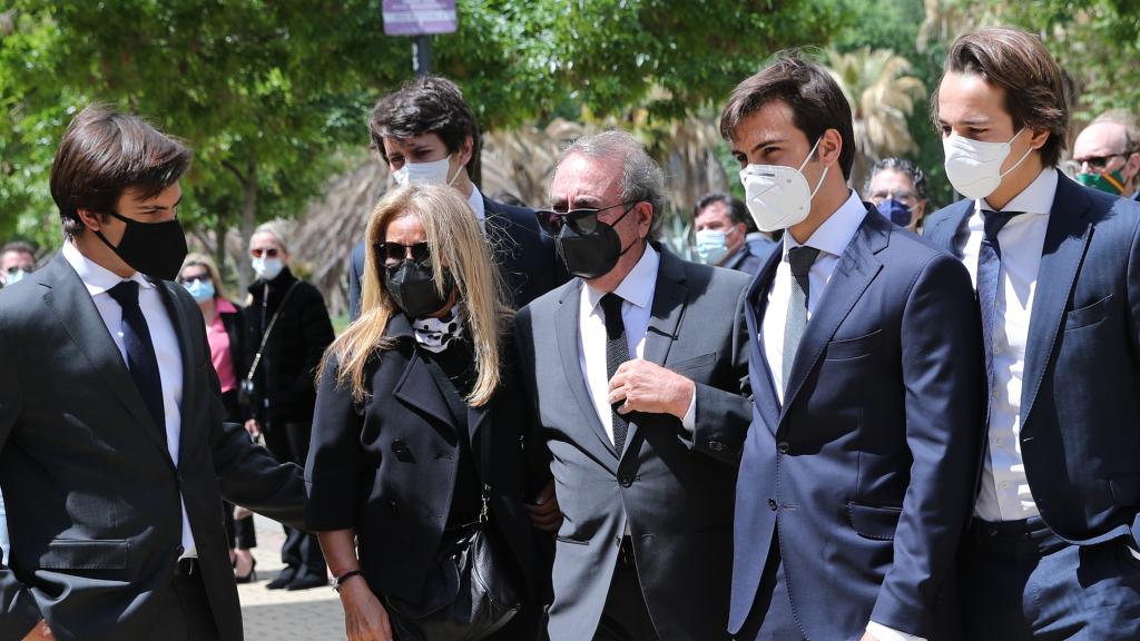 Pedro Trapote y Begoña García-Vaquero junto a los mellizos Jacobo y Pedro en el funeral de Pedro Trapote Mateo.