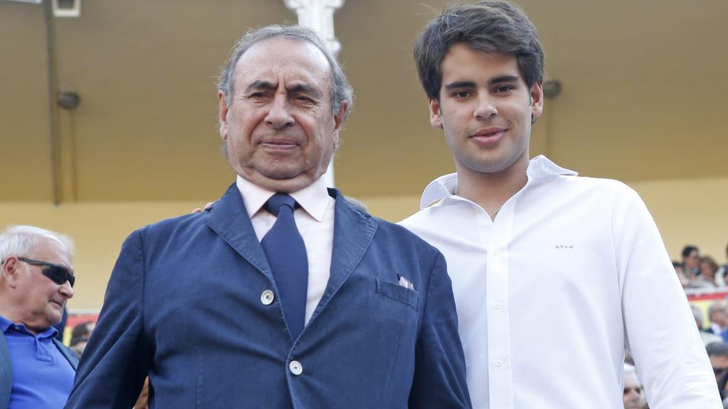 Pedro Trapote junto a su hijo pequeño, Gonzalo, fruto de su matrimonio con Begoña García-Vaquero.
