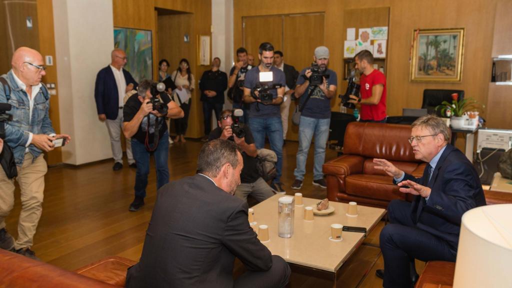 Un momento del encuentro entre el president del Consell y el alcalde de Elche en Alcaldía.