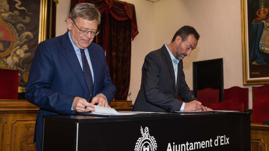 La firma ha tenido lugar en el Salón de Plenos del Ayuntamiento de Elche.