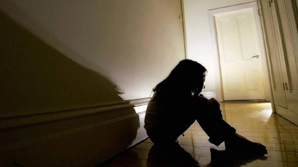 Imagen de archivo de una niña en un pasillo.