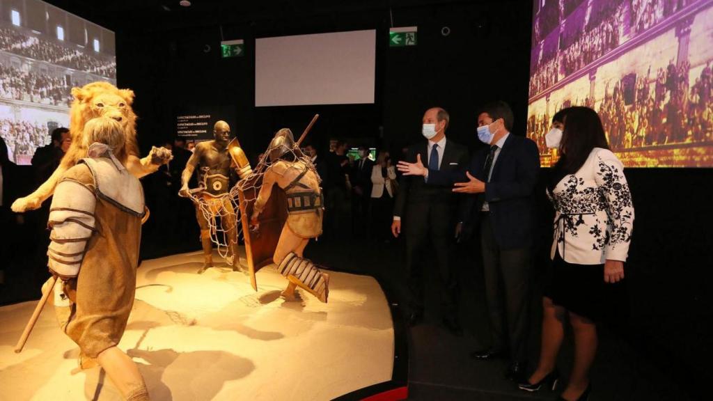 El presidente de la Diputación y la diputada de Cultura visitan la exposición, en imagen de archivo.