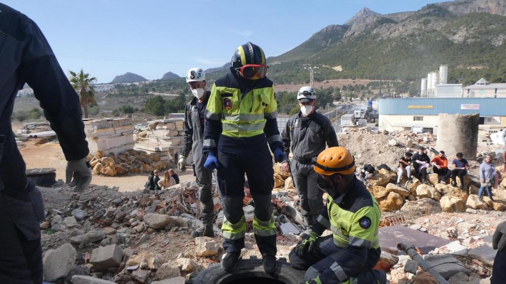 Trabajos en el campo de entrenamiento de perros de rescate de La Nucía.