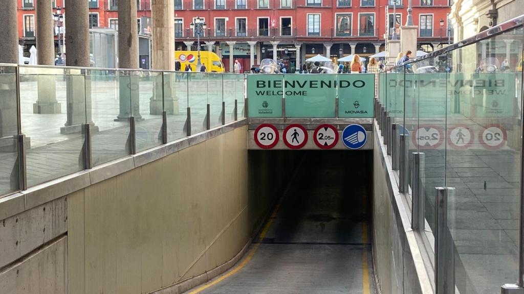 Entrada del parking de la Plaza Mayor de Valladolid.
